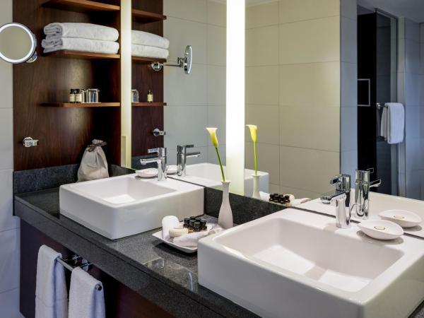 Pullman Cologne : photo 5 de la chambre suite deluxe avec lit king-size