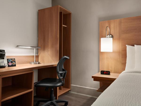 Days Inn by Wyndham Vancouver Downtown : photo 1 de la chambre chambre lit king-size - non-fumeurs