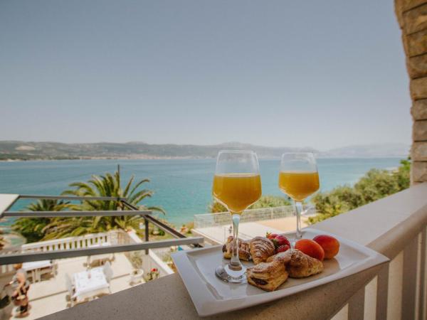 Hotel Vila Tina : photo 7 de la chambre chambre double supérieure avec terrasse - vue sur mer