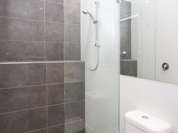 The Mile End Hotel : photo 5 de la chambre chambre lit queen-size - salle de bains commune