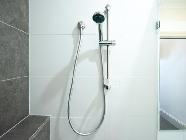 The Mile End Hotel : photo 6 de la chambre chambre lit queen-size - salle de bains commune