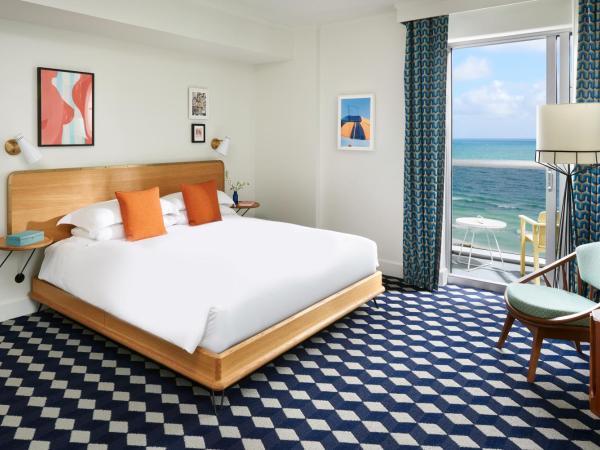 The Confidante Miami Beach, part of Hyatt : photo 5 de la chambre suite with balcony - oceanfront