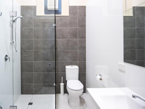 The Mile End Hotel : photo 7 de la chambre chambre lit queen-size - salle de bains commune