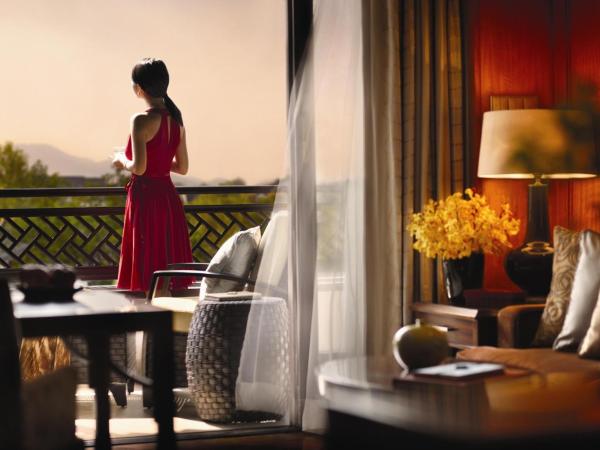 Four Seasons Hotel Hangzhou at West Lake : photo 4 de la chambre chambre lits jumeaux premier - vue sur jardin