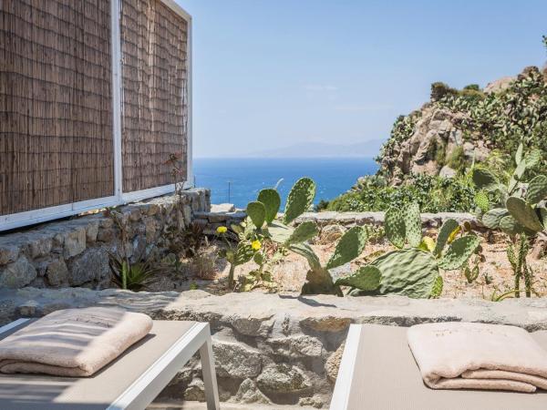 KLIDON Dreamy Living Suites : photo 2 de la chambre suite lit king-size avec baignoire spa