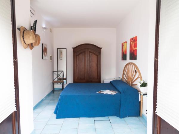 O' Vagnitiello - Parco Balneare Idroterapico - Camere - Ristorante : photo 7 de la chambre chambre lit king-size - vue sur mer