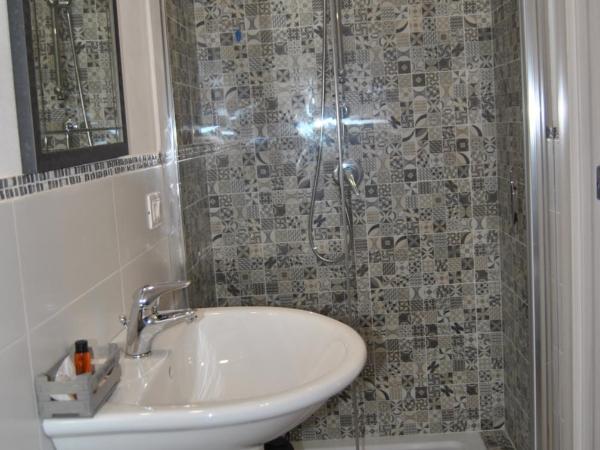 La Triade affittacamere : photo 9 de la chambre chambre simple avec salle de bains privative