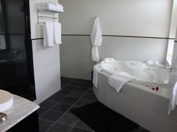 BlancNoir : photo 6 de la chambre chambre lit king-size avec baignoire spa