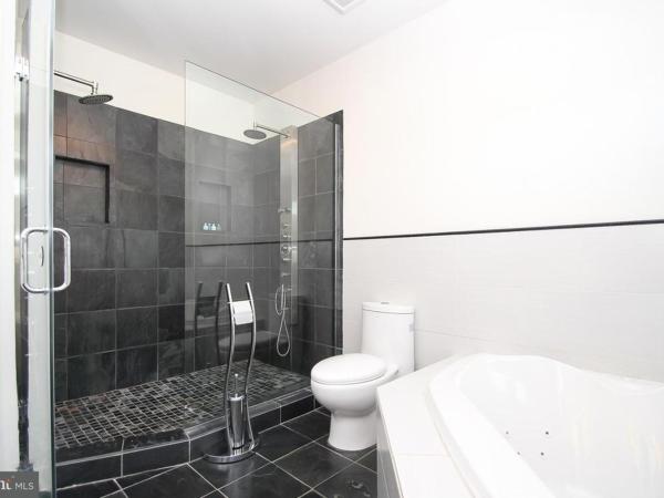 BlancNoir : photo 3 de la chambre chambre lit king-size avec baignoire spa