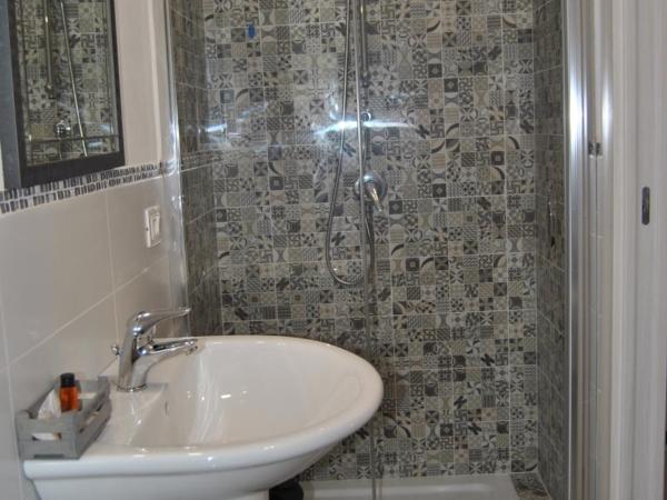 La Triade affittacamere : photo 3 de la chambre chambre simple avec salle de bains privative