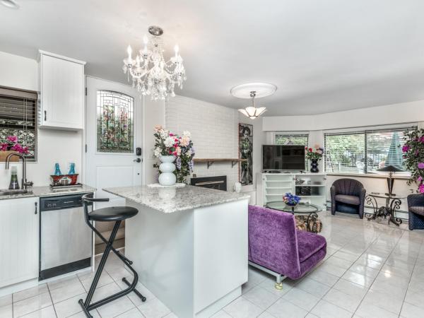 Diana's Luxury Bed and Breakfast : photo 1 de la chambre apartment with garden view - room #10