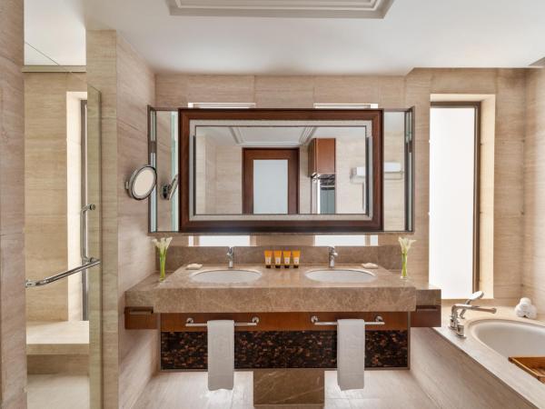 Shangri-La Sanya : photo 7 de la chambre villa avec piscine, lit king-size et chambre lit king-size