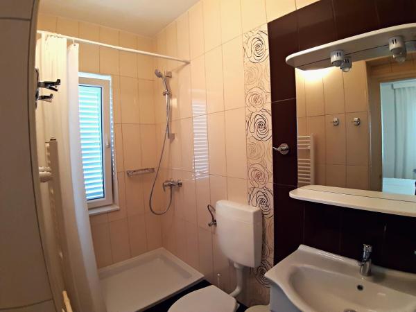 F• R• I• E• N• D• S• : photo 9 de la chambre chambre lit king-size avec balcon