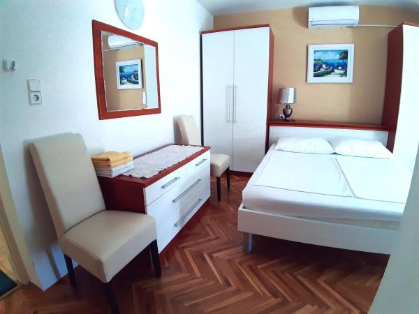 F• R• I• E• N• D• S• : photo 5 de la chambre chambre lit king-size avec balcon