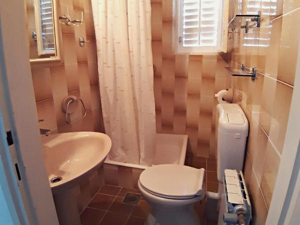 F• R• I• E• N• D• S• : photo 7 de la chambre chambre lit king-size avec balcon