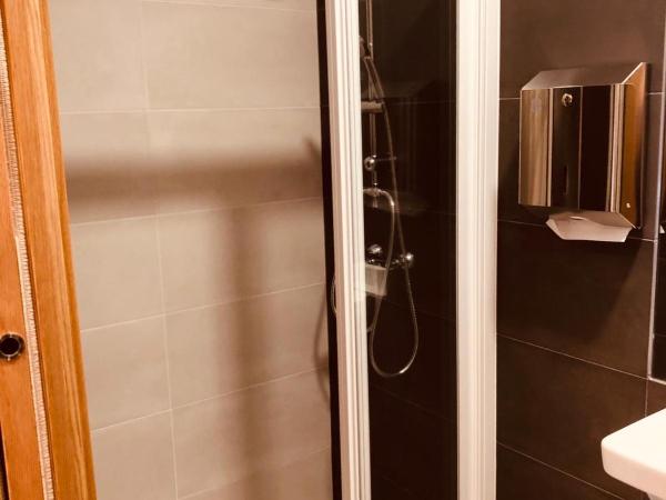 Albergue SIXTOs no Caminho : photo 4 de la chambre chambre double avec salle de bains privative