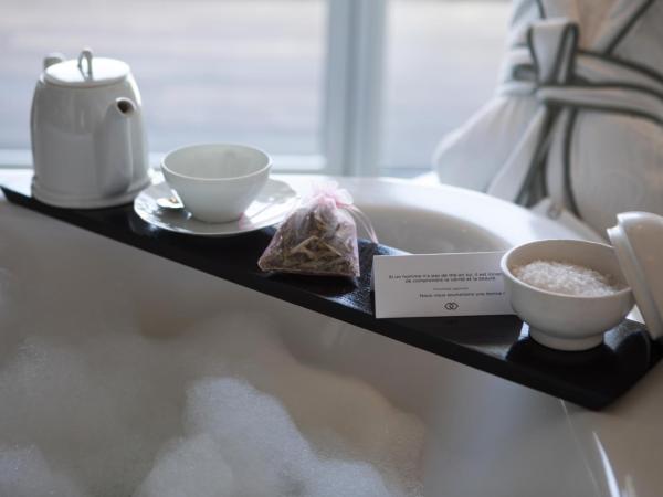 Sofitel Casablanca Tour Blanche : photo 3 de la chambre suite lit king-size opéra - salon séparé - vue sur médina et océan