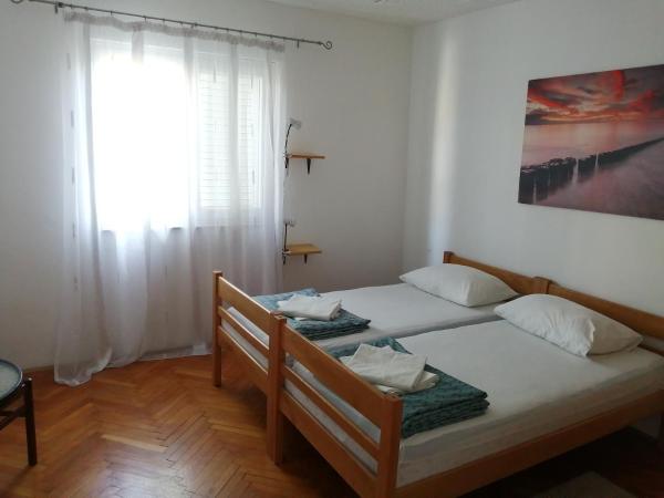 Hostel Melada Dom : photo 1 de la chambre chambre double ou lits jumeaux deluxe – vue sur jardin