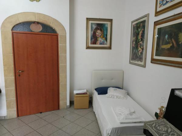 B&B Tra i mari del Salento : photo 3 de la chambre chambre quadruple avec salle de bains privative séparée