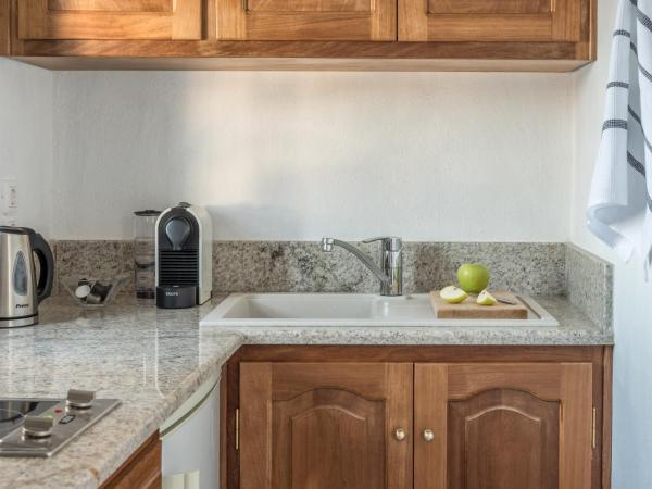 Chelidonia Luxury Suites : photo 5 de la chambre suite du capitaine avec baignoire spa extérieure