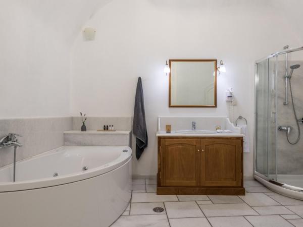 Chelidonia Luxury Suites : photo 7 de la chambre suite du capitaine avec baignoire spa extérieure