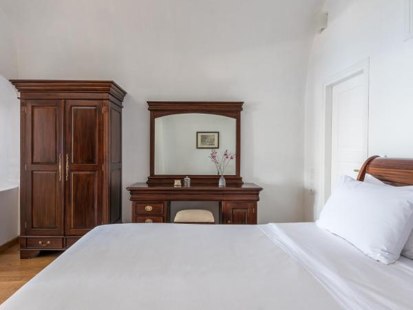 Chelidonia Luxury Suites : photo 9 de la chambre suite du capitaine avec baignoire spa extérieure