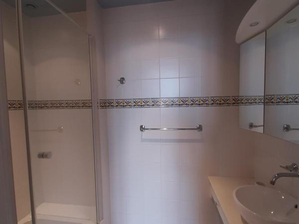 La Belle Boulonnaise : photo 5 de la chambre chambre double ou lits jumeaux - vue partielle sur mer