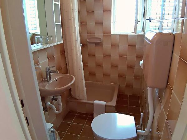 F• R• I• E• N• D• S• : photo 9 de la chambre chambre lit king-size avec balcon