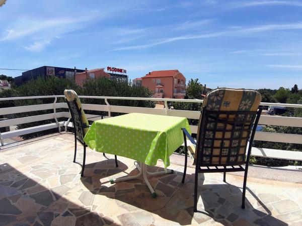 F• R• I• E• N• D• S• : photo 7 de la chambre chambre lit king-size avec balcon