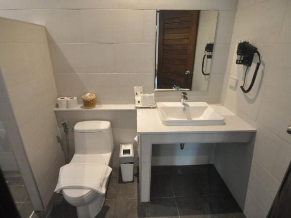 The Eight Ratvithi House : photo 10 de la chambre chambre double deluxe avec balcon