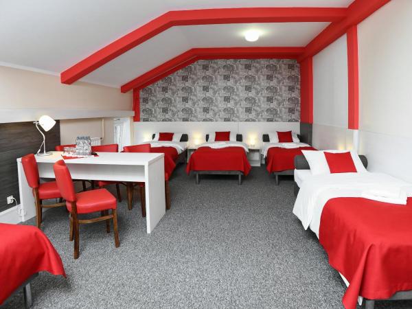 Hotel Przystanek Torun : photo 3 de la chambre chambre quadruple avec salle de bains