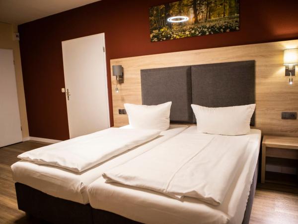 BlnCty Hotel : photo 1 de la chambre chambre lit king-size avec douche accessible en fauteuil roulant - adaptée aux personnes à mobilité réduite