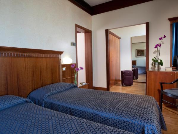 Hotel Bellevue : photo 6 de la chambre chambre double ou lits jumeaux - vue latérale sur mer