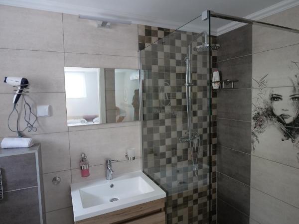 Anna Villa Füred Boutique Rooms : photo 6 de la chambre chambre quadruple avec salle de bains privative