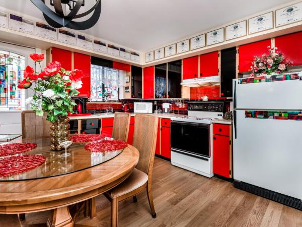 Diana's Luxury Bed and Breakfast : photo 3 de la chambre superior queen room with patio - room #9