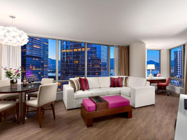 Auberge Vancouver Hotel : photo 8 de la chambre suite exécutive avec lit king-size et vue sur le port