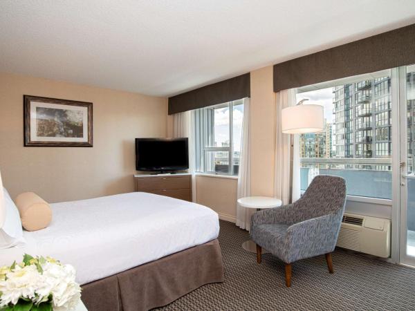 Best Western Premier Chateau Granville Hotel & Suites & Conference Centre : photo 2 de la chambre chambre supérieure lit queen-size avec balcon - non-fumeurs