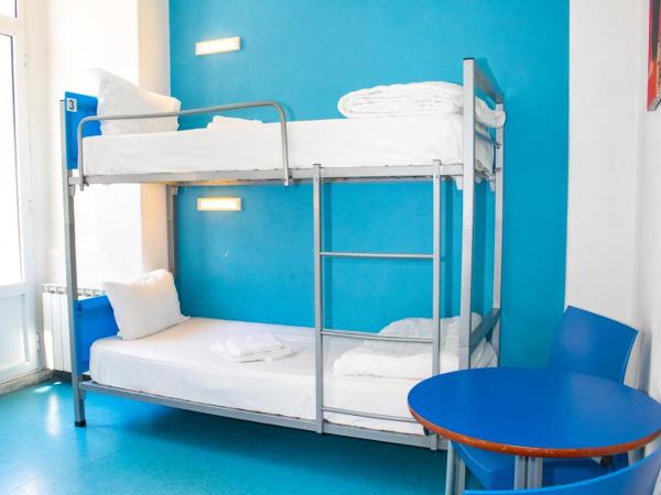 HI Lisboa - Pousada de Juventude : photo 3 de la chambre chambre quadruple avec salle de bains privative