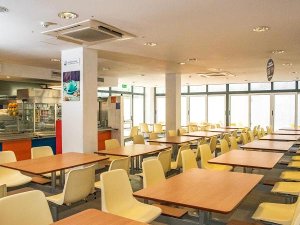 HI Lisboa - Pousada de Juventude : photo 1 de la chambre chambre quadruple avec salle de bains privative