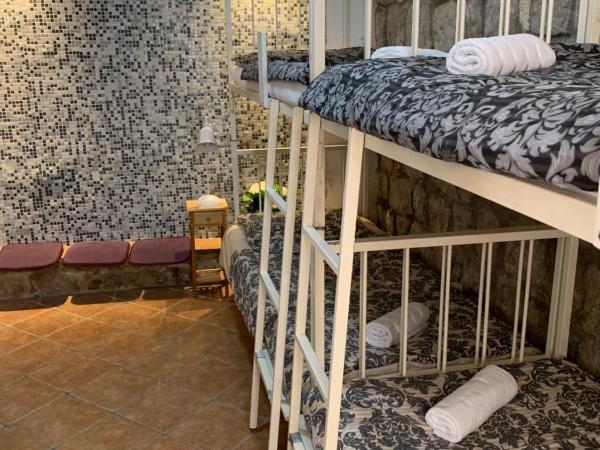 Kingslanding Old Town Hostel : photo 2 de la chambre lit simple en dortoir