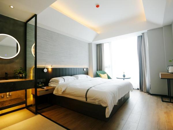 Hangzhou Yuqi Hotel - West Lake Scenic Area Branch : photo 2 de la chambre chambre lit king-size - vue sur montagne
