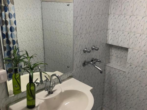 Sailors Home - C6, Vasant Kunj : photo 2 de la chambre chambre lit king-size - accessible aux personnes à mobilité réduite