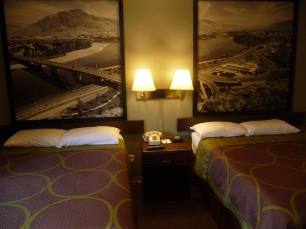 Super 8 by Wyndham Kamloops East : photo 1 de la chambre studio de luxe avec 2 lits doubles - non-fumeurs