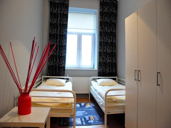 Cent Hostel : photo 3 de la chambre chambre lits jumeaux avec salle de bains commune