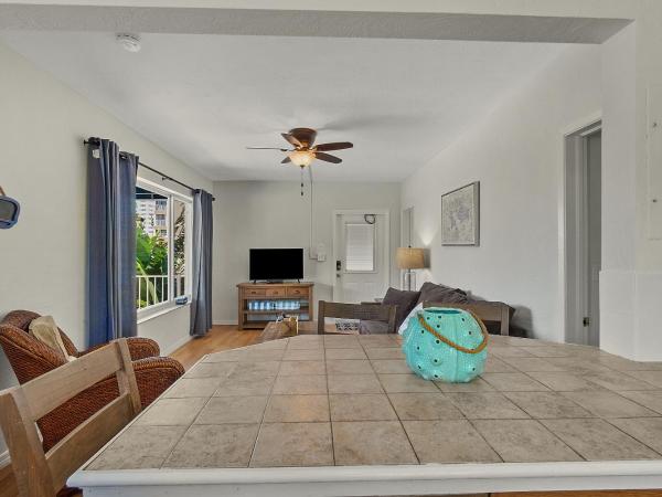 4145 By The Sea Inn & Suites : photo 5 de la chambre appartement avec terrasse