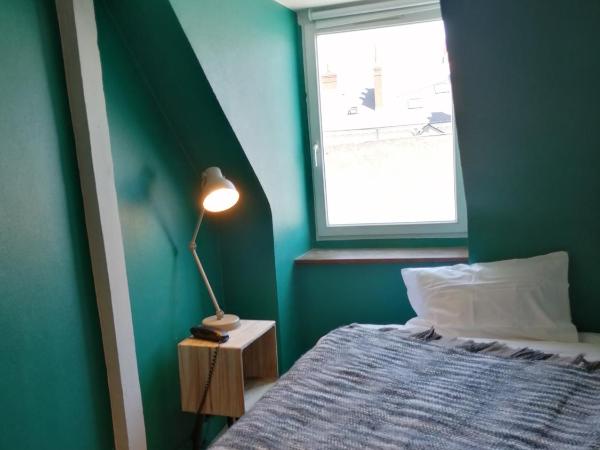Hotel Du Cygne Tours : photo 1 de la chambre chambre simple mansardée - accessible par des escaliers