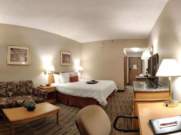 Humphry Inn and Suites : photo 2 de la chambre chambre lit king-size avec bureau