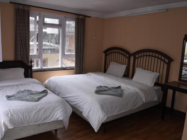 Family Peace House, Kathmandu : photo 2 de la chambre chambre triple avec salle de bains privative