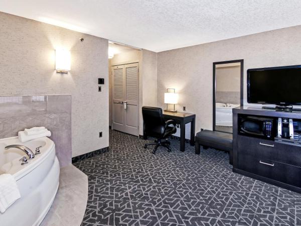 Best Western Plus Siding 29 Lodge : photo 5 de la chambre suite lit king-size avec baignoire spa et canapé-lit