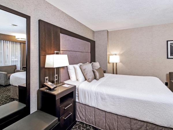 Best Western Plus Siding 29 Lodge : photo 4 de la chambre suite lit king-size avec baignoire spa et canapé-lit